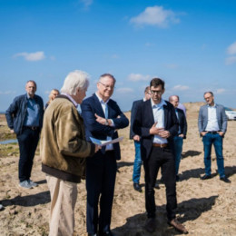 Gruppenbild mit Landschaft